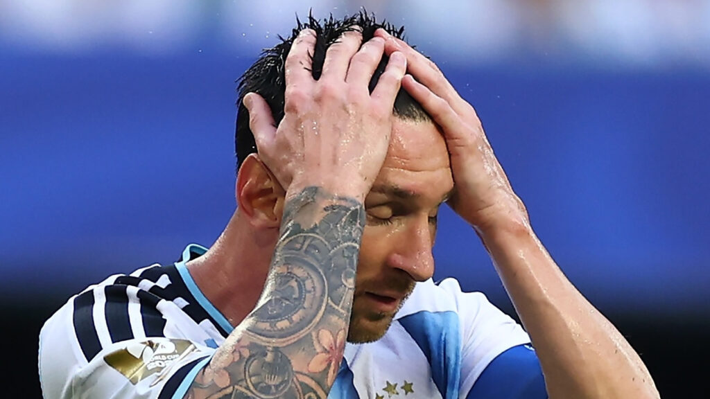 messi_lamento_1280x720-1024x576 Argentina 3 a 2 Cabo Verde: campeões sofrem, mas avançam na Copa 2026