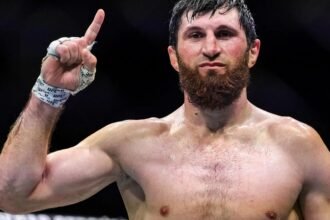 Magomed Ankalaev comemora vitória no UFC Fight Night 282