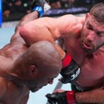 Dricus Du Plessis acerta cotovelada em Kamaru Usman no Paycom Center