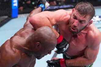 Dricus Du Plessis acerta cotovelada em Kamaru Usman no Paycom Center