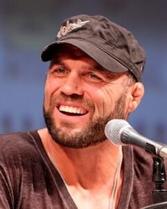 330px-Randy_Couture_by_Gage_Skidmore-241x300 MMA