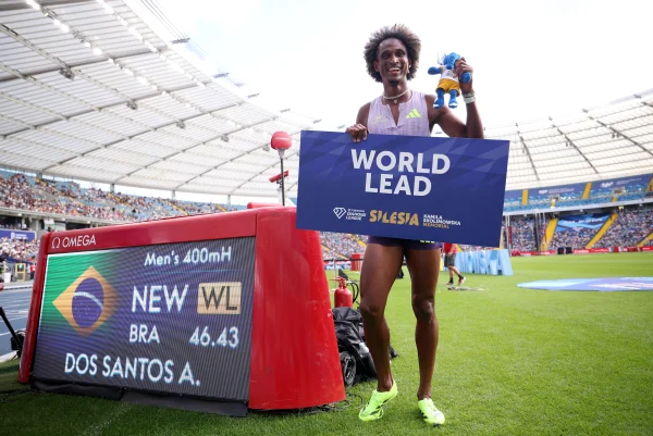 Arte-destacando-Alison-dos-Santos-em-primeiro-lugar-e-Matheus-Lima-na-terceira-posicao Alison dos Santos vence na Silésia e faz melhor marca mundial de 2026