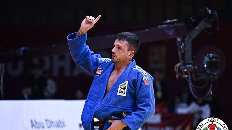Daniel-Cargnin-e-Danil-Lavrentev-durante-a-final-dos-73-kg Daniel Cargnin busca virada no fim e conquista ouro no Grand Slam de Lausanne