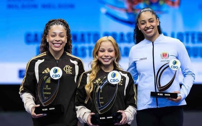 Flavia-Saraiva-conquista-quatro-ouros-no-Campeonato-Brasileiro-de-Ginastica Flávia Saraiva conquista dois ouros no Brasileiro e emociona com homenagem ao pai