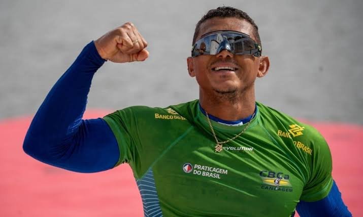 Isaquias Queiroz comemorando com o punho erguido após a prova de canoagem