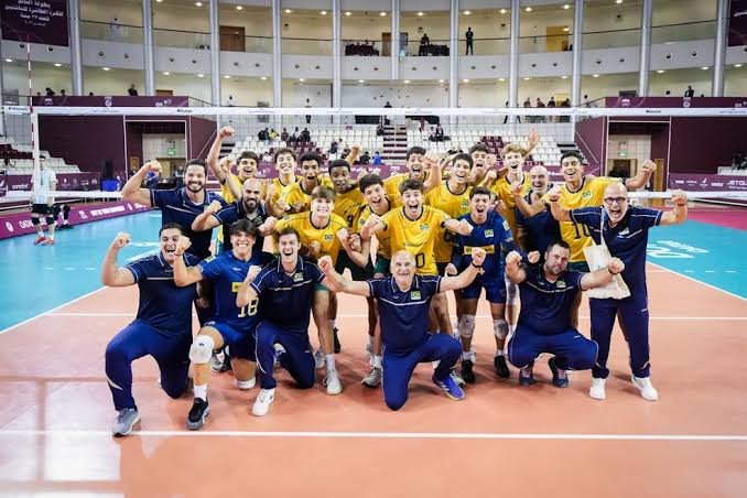 Seleção Brasileira Sub-17 reunida após a conquista da medalha de bronze