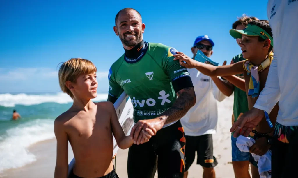 Alejo Muniz representa Brasil e Argentina no circuito da WSL.