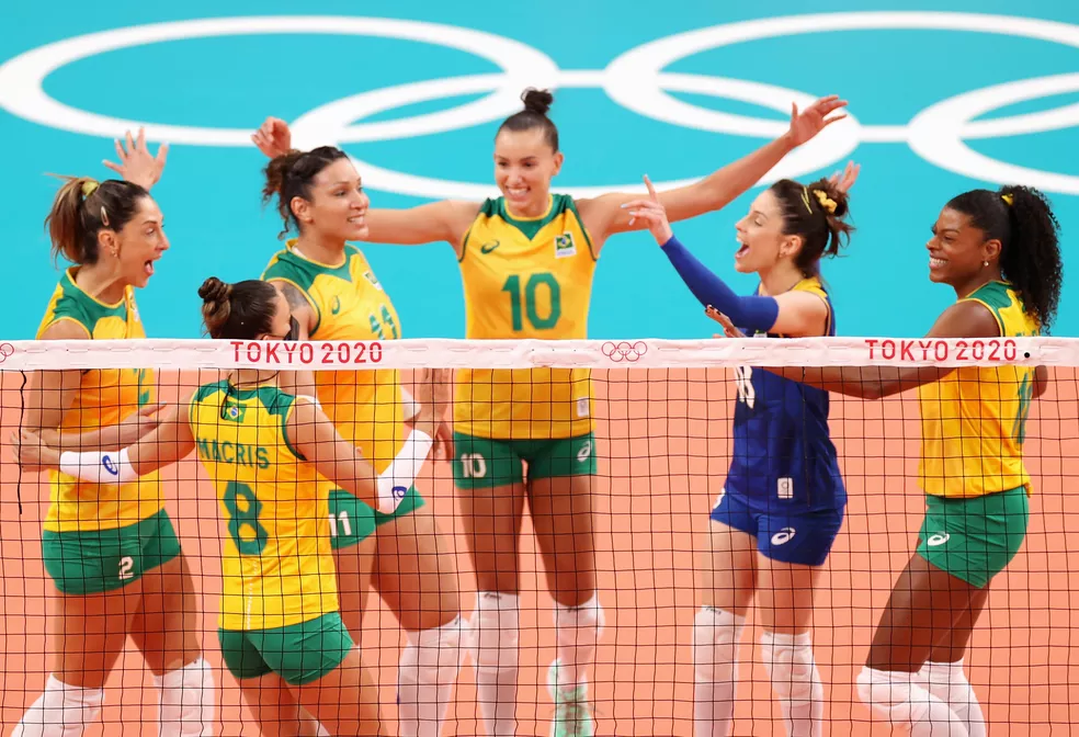 Seleção brasileira feminina de vôlei comemorando um ponto em quadra