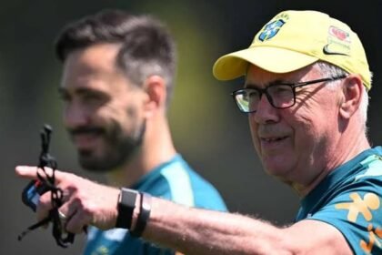 Carlo Ancelotti com fundo inspirado nas cores da Seleção e chamada sobre o novo ciclo