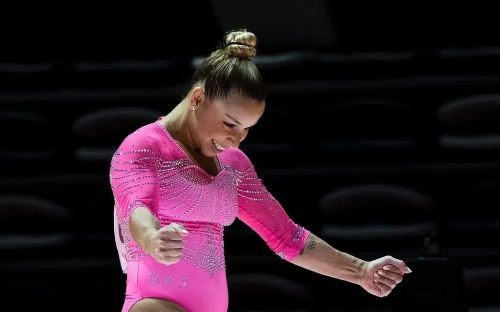 Ginástica brasileira com Flávia Saraiva e Rebeca Andrade no pódio da trave.
