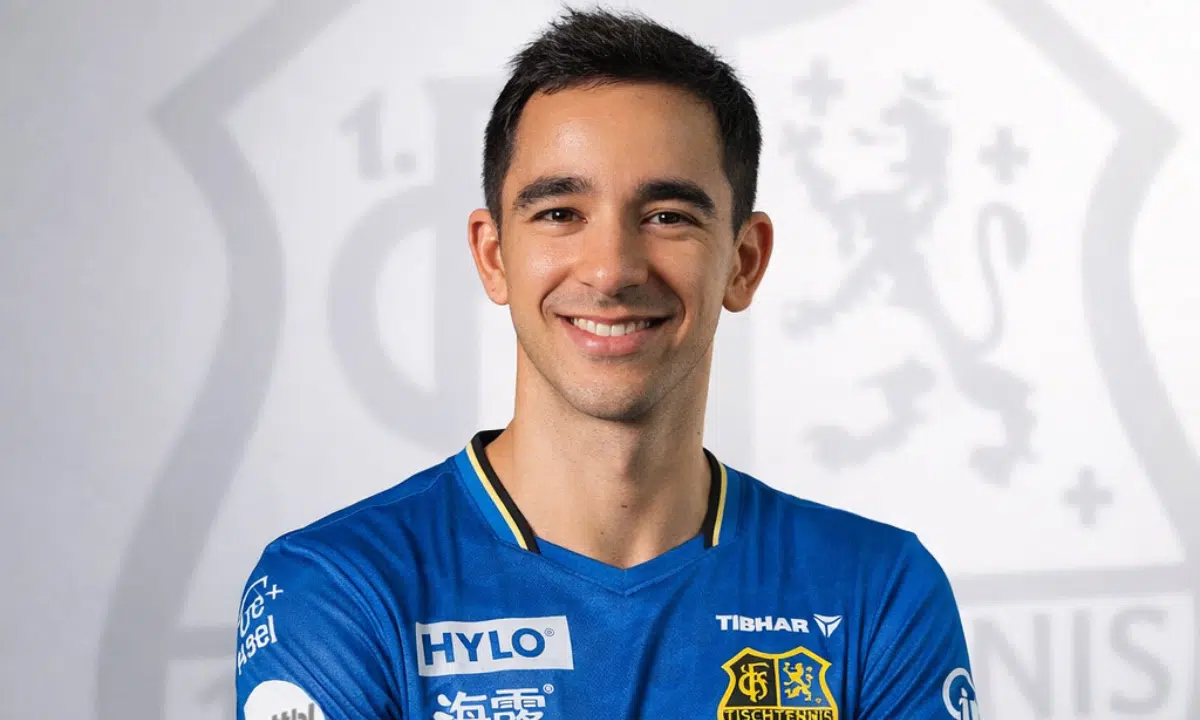 Hugo Calderano posando com o uniforme do Saarbrücken de tênis de mesa