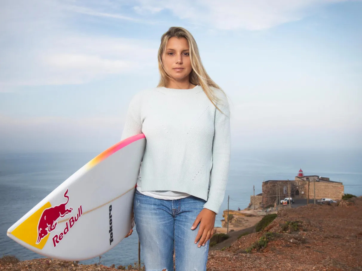 Maya Gabeira posando com a prancha de surfe em Nazaré, Portugal