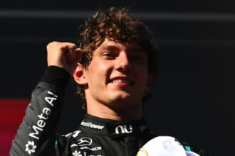 Kimi Antonelli comemora a vitória no GP da Espanha 2026 no circuito do Madring