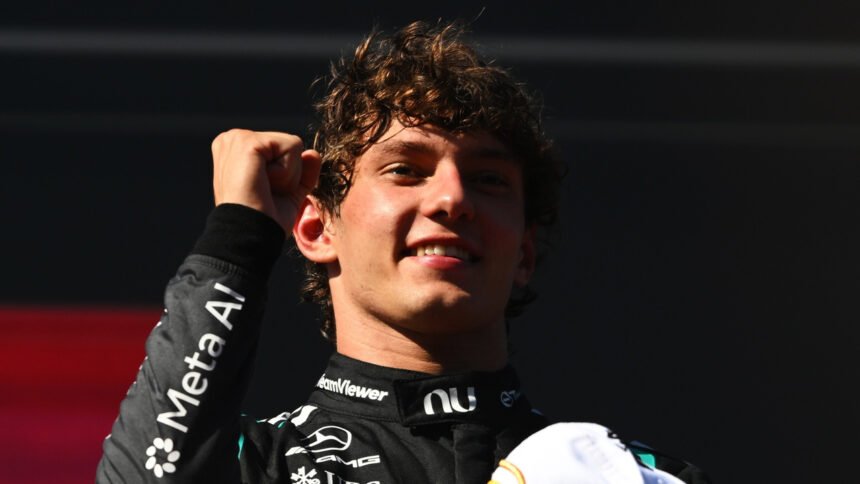 Kimi Antonelli comemora a vitória no GP da Espanha 2026 no circuito do Madring