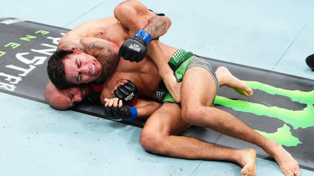 Jean Silva aplica mata-leão em José Miguel Delgado no Noche UFC 2026