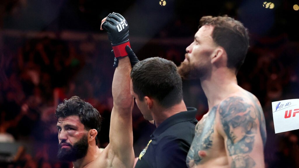 Arman Tsarukyan nocauteia Maurício Ruffy no UFC 331