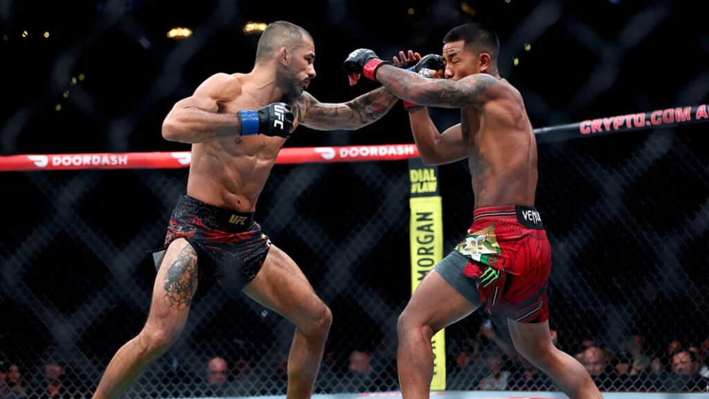 Alexandre Pantoja golpeia Joshua Van no UFC 331