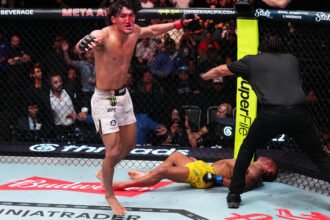 Raul Rosas Jr. comemora vitória sobre Raoni Barcelos no UFC Vegas 121