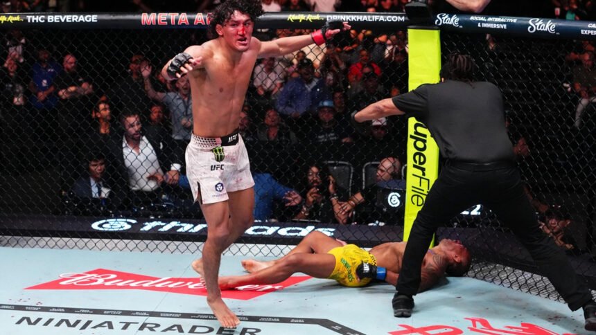 Raul Rosas Jr. comemora vitória sobre Raoni Barcelos no UFC Vegas 121