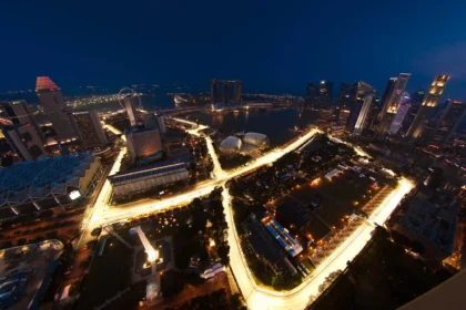 Circuito Urbano de Marina Bay iluminado durante a noite