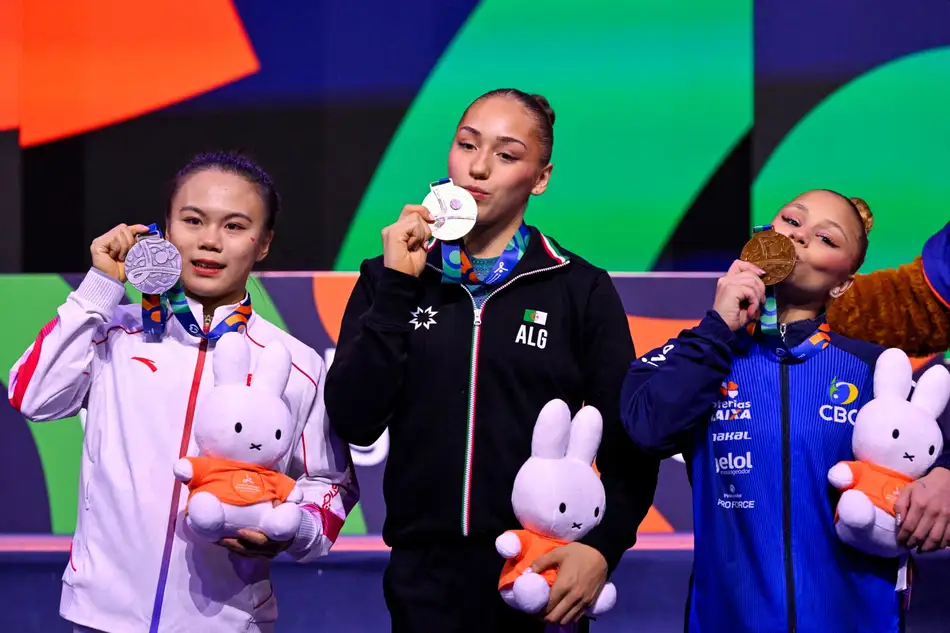 Flávia Saraiva durante apresentação na trave do Mundial 2026