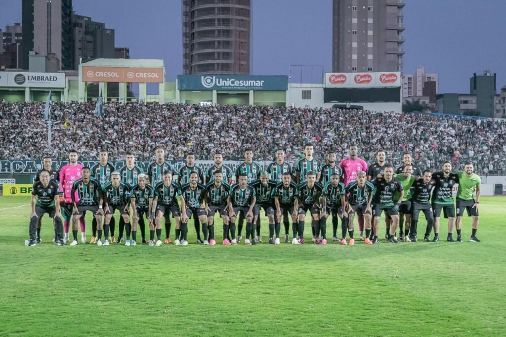 Jogadores do Maringá comemoram vitória sobre a Ferroviária na final da Série C 2026.