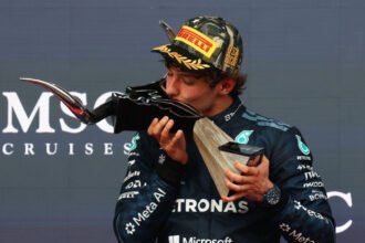 Kimi Antonelli comemora vitória no GP dos EUA 2026 no pódio de Austin