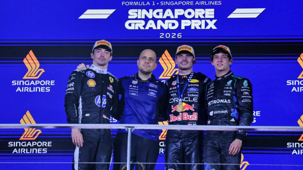 Pódio do GP de Singapura 2026 com Verstappen, Leclerc e Antonelli