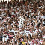 foto da torcida ou dos jogadores do Santa Cruz comemorando o acesso