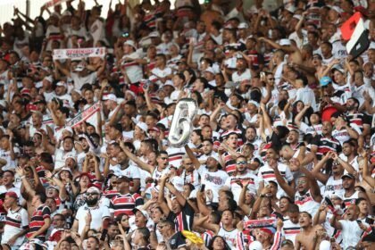 foto da torcida ou dos jogadores do Santa Cruz comemorando o acesso