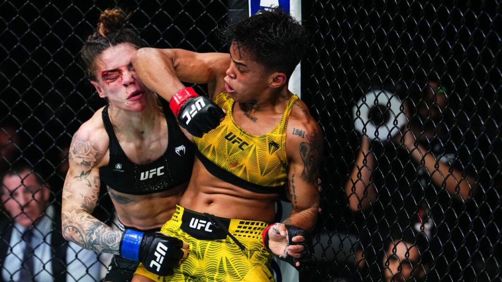 Iasmin Lucindo com o braço erguido após a decisão. Alt: Iasmin Lucindo vence Nicolle Caliari no card preliminar do UFC 333