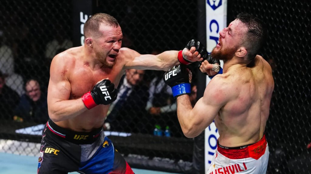 Petr Yan e Merab Dvalishvili trocam golpes na trilogia do UFC 333