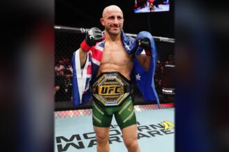 Alexander Volkanovski comemora vitória sobre Movsar Evloev no UFC 333 em Abu Dhabi