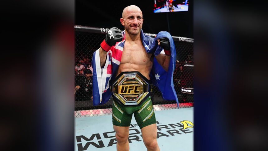Alexander Volkanovski comemora vitória sobre Movsar Evloev no UFC 333 em Abu Dhabi